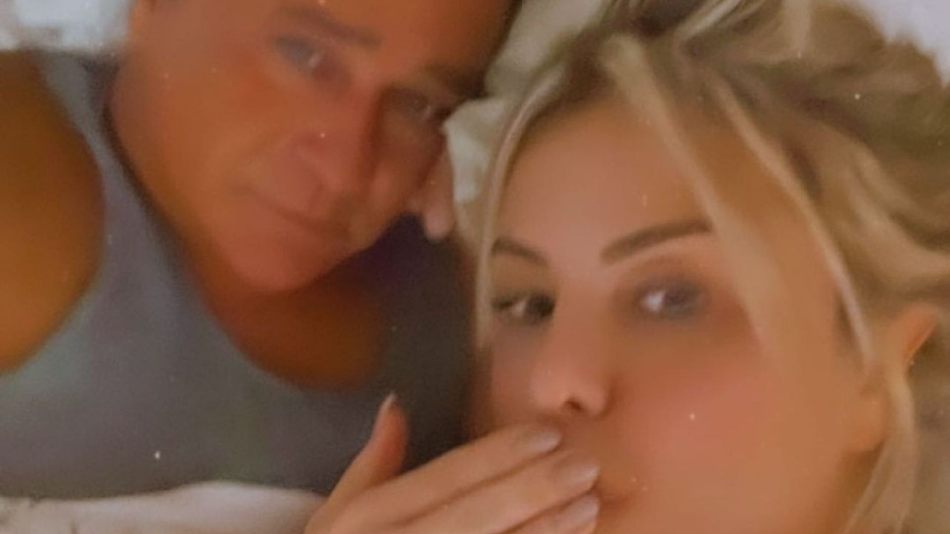 Esposa de Leonardo posa na cama em clique íntimo e manda indireta: “Diquinha da noite”