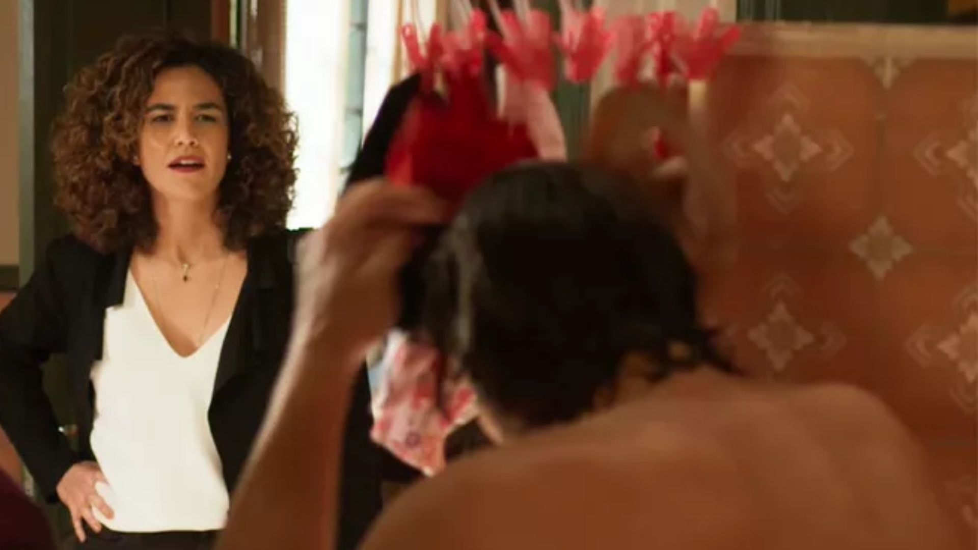 Quanto Mais Vida, Melhor!: Rose flagra Neném no chuveiro com outra: “O que?”