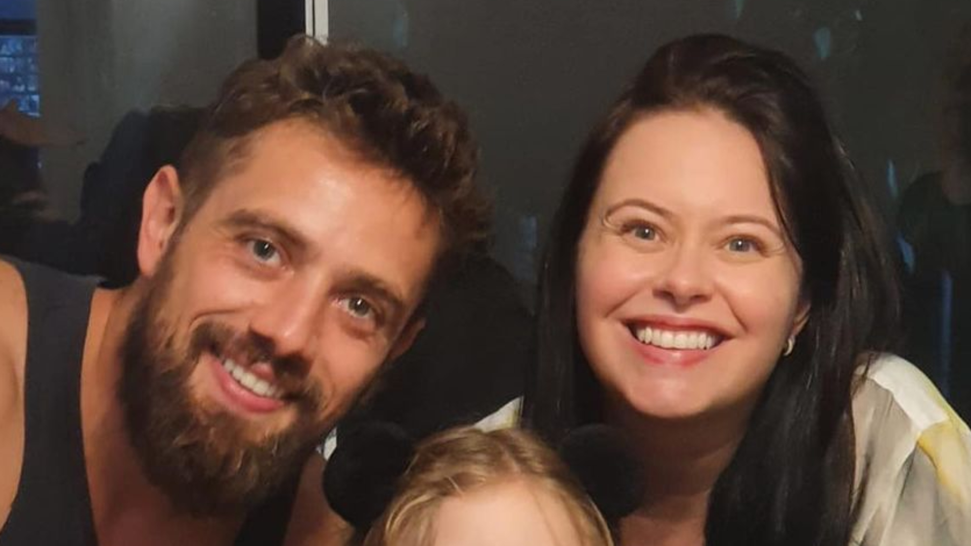 Rafael Cardoso e Mari Bridi fazem festa singela no aniversário do filho