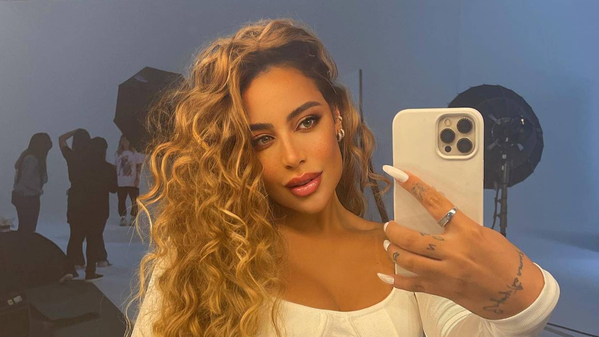 Rafaella Santos elege top com decotão ousado e ostenta cinturinha mínima: “Deusa”