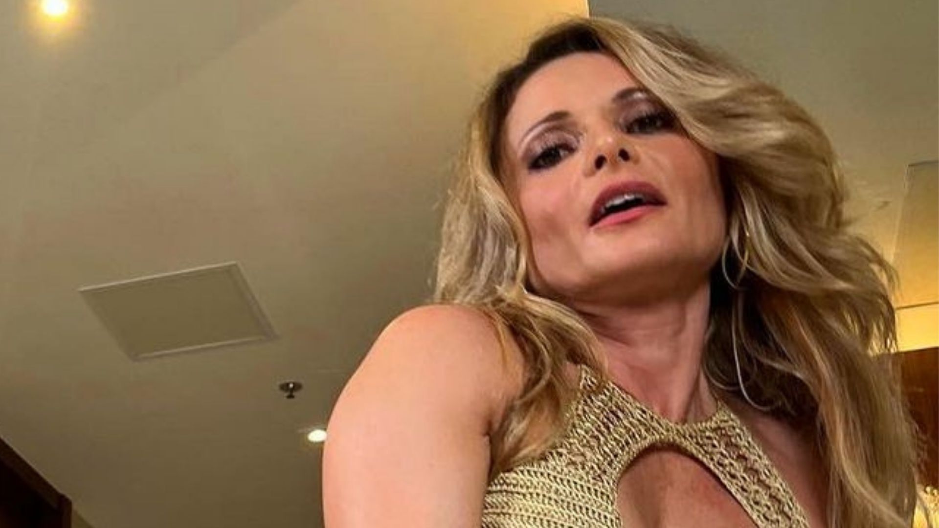 Aos 50 anos, Rita Guedes deita no chão de blusinha transparente: “Desejo”