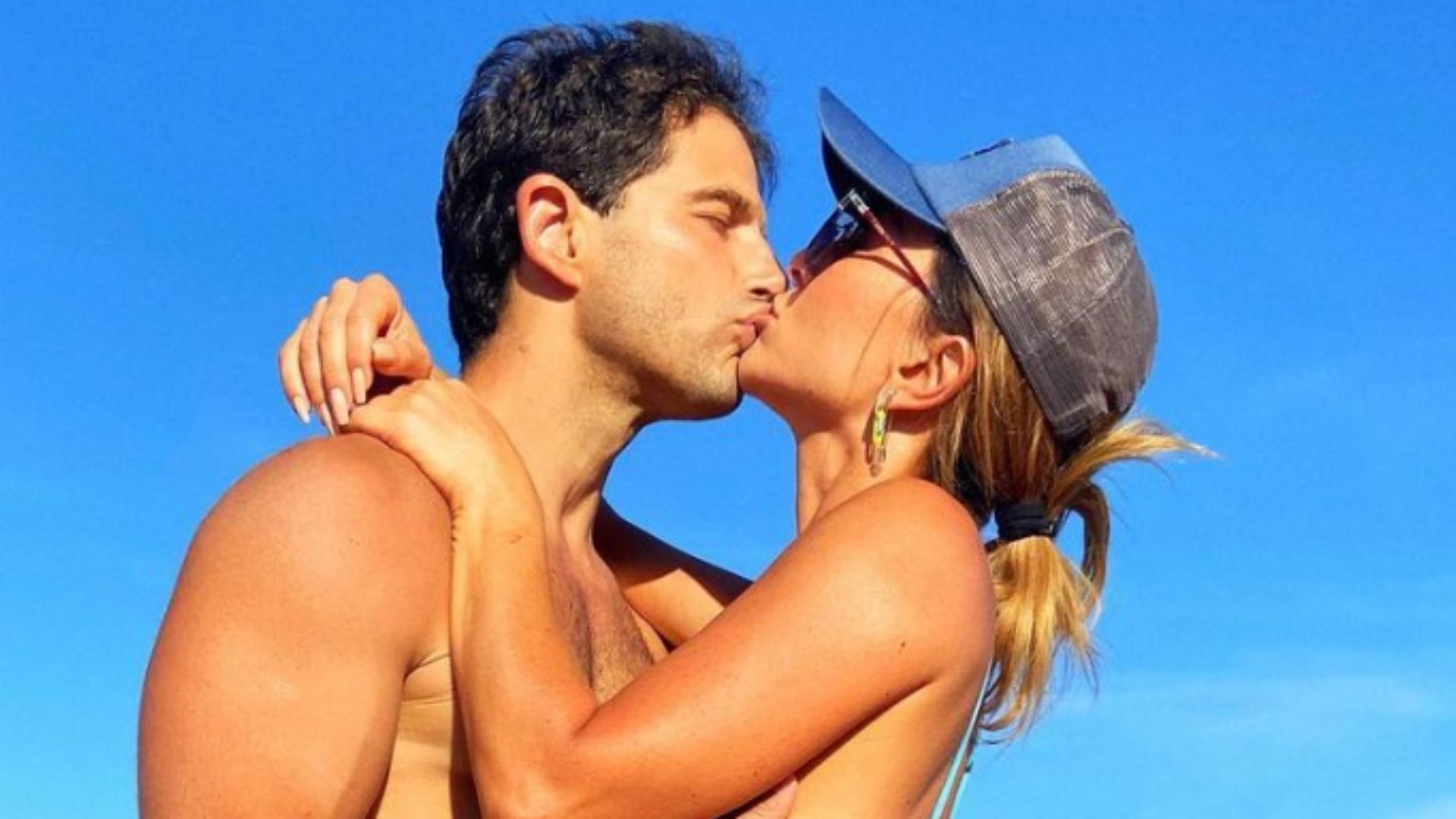 De fio-dental, Sabrina Sato dá beijão de cinema em Duda Nagle: “Meu parceiro”