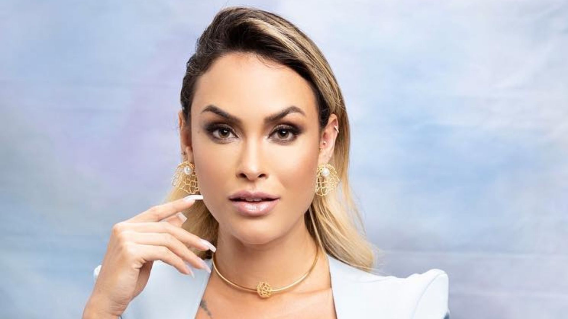 Ex-BBB Sarah Andrade abusa no decote em vestido elegante e causa: “Surreal”