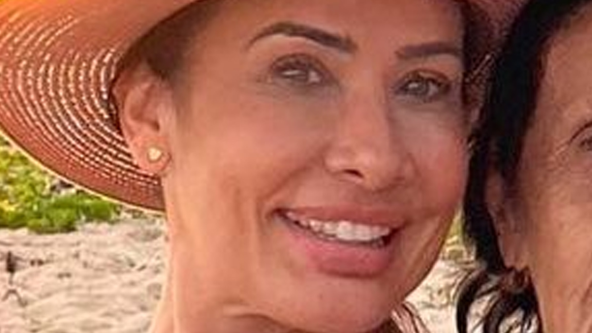 Scheila Carvalho leva mãe para a praia e posa em cliques raríssimos: “Orgulho”