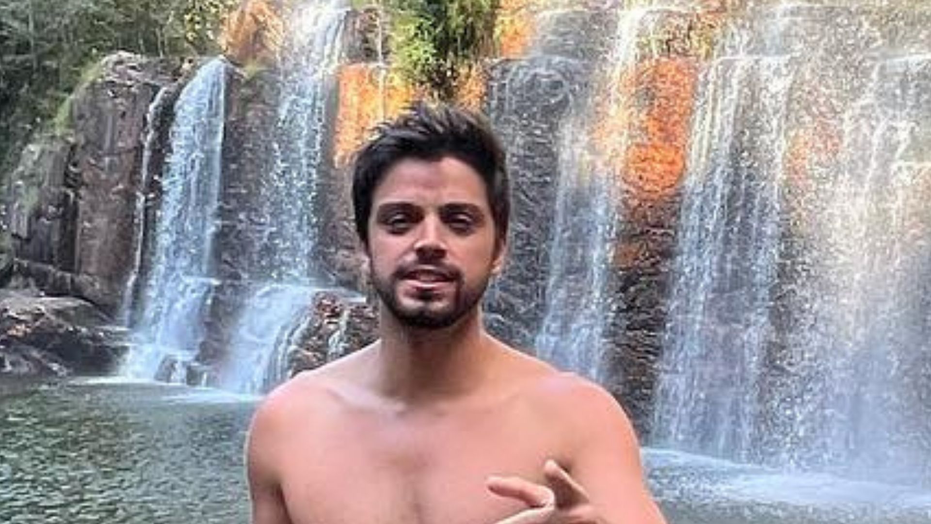 Sem camisa, Rodrigo Simas exibe tanquinho trincado e chama atenção: “Gato”