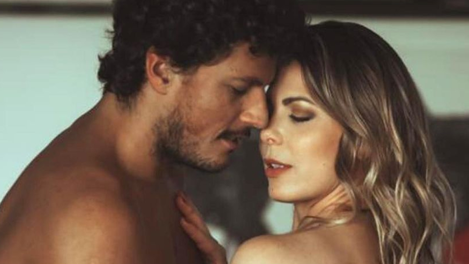Sheila Mello posa nua com o namorado e não se segura: “Meu gostoso”