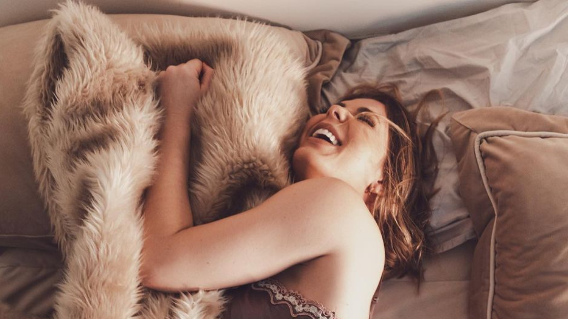 De lingerie, Sheila Mello exibe polpa do bumbum e abdômen trincado: “Belíssima”