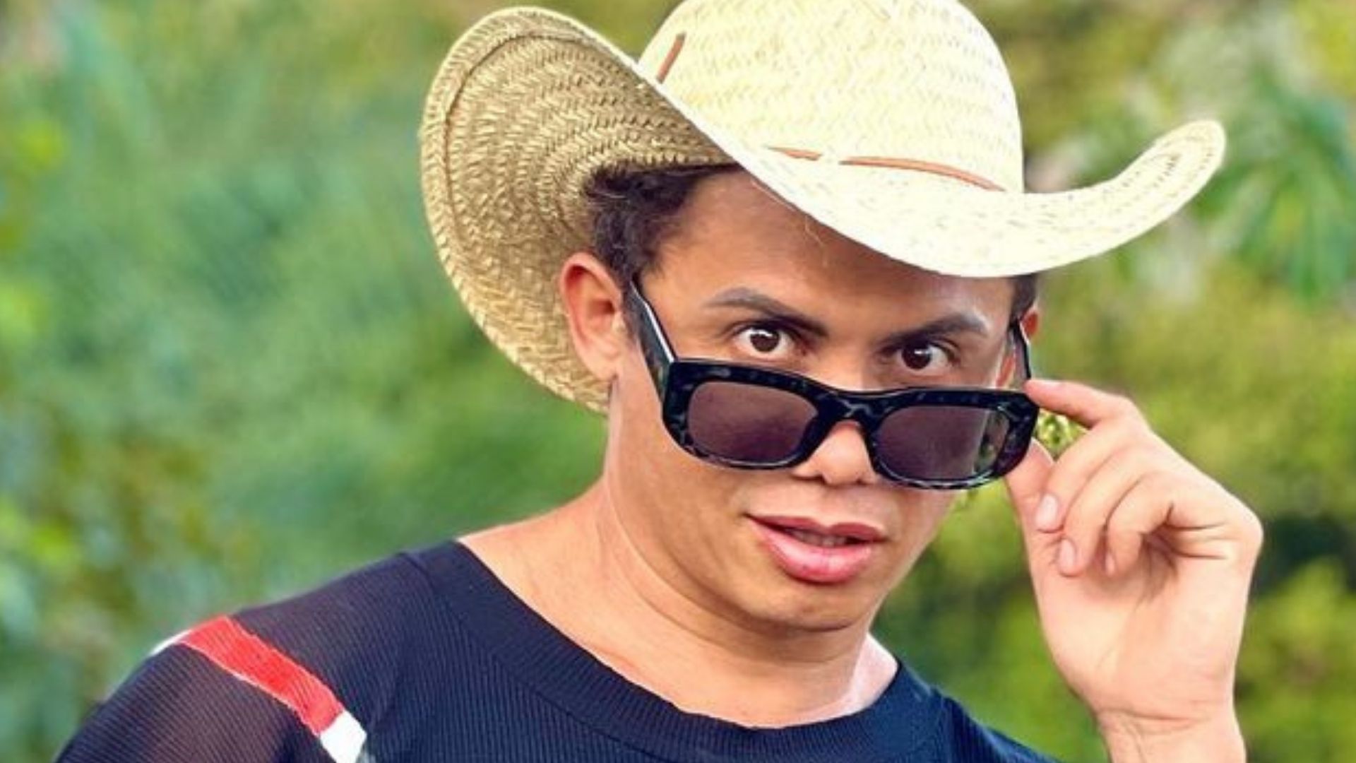 Silvero Pereira faz sessão de fotos ousada nos bastidores de ‘Pantanal’: “O charme”