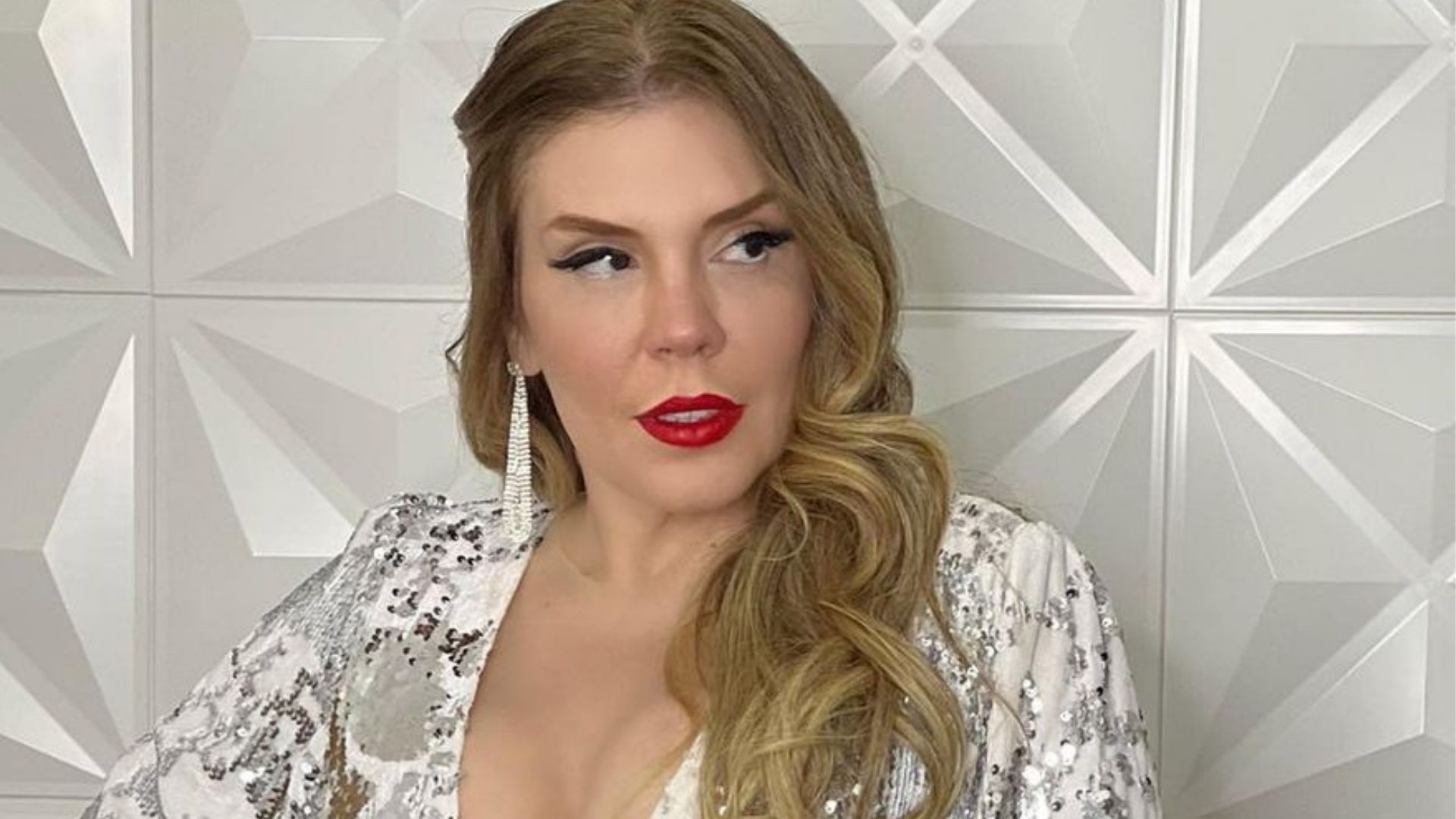 Aos 45 anos, Simony rouba a cena com vestidinho colado e decote generoso: “Um luxo”
