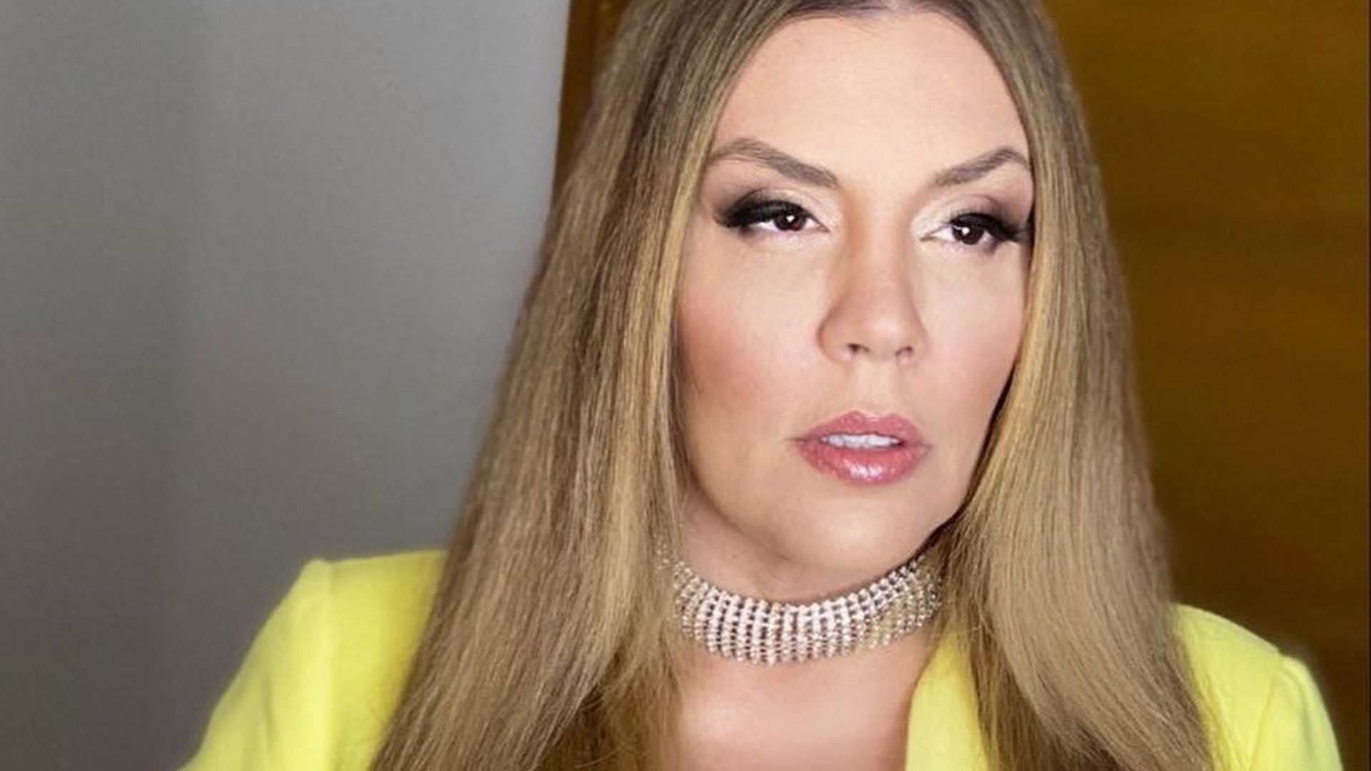 Aos 45 anos, Simony posa com terninho sem nada por baixo: “Oitava maravilha”