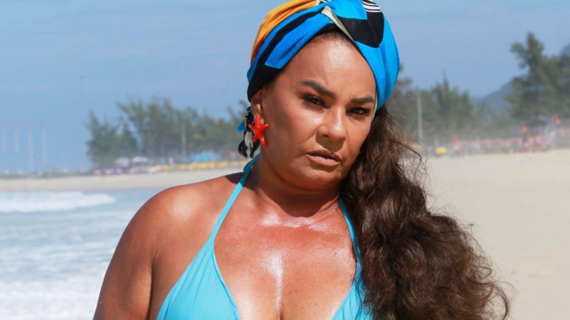Aos 64 anos, Solange Couto assume imperfeições em foto de biquíni: “Inspiração”