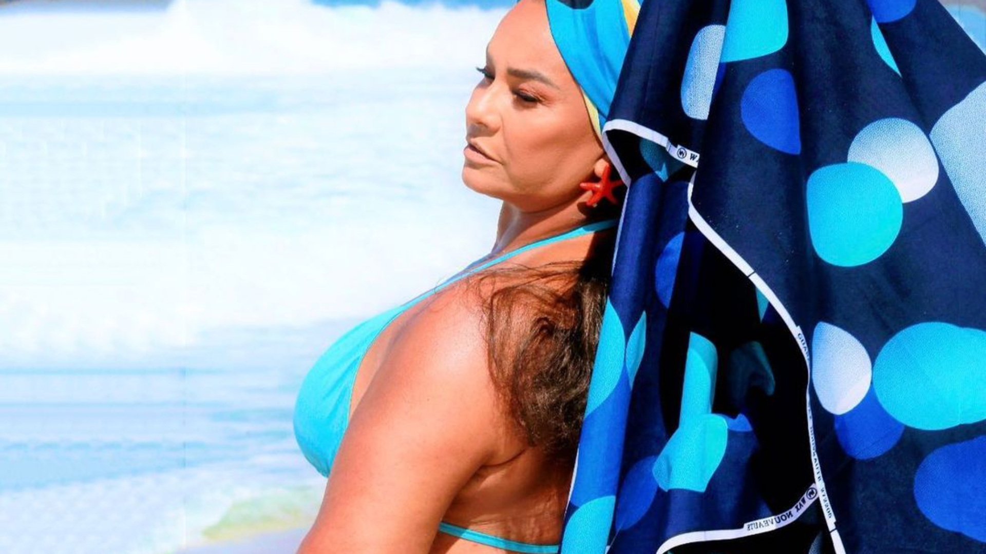 De biquíni, Solange Couto dá close no bumbum poderoso e chama a atenção: “Sonho”
