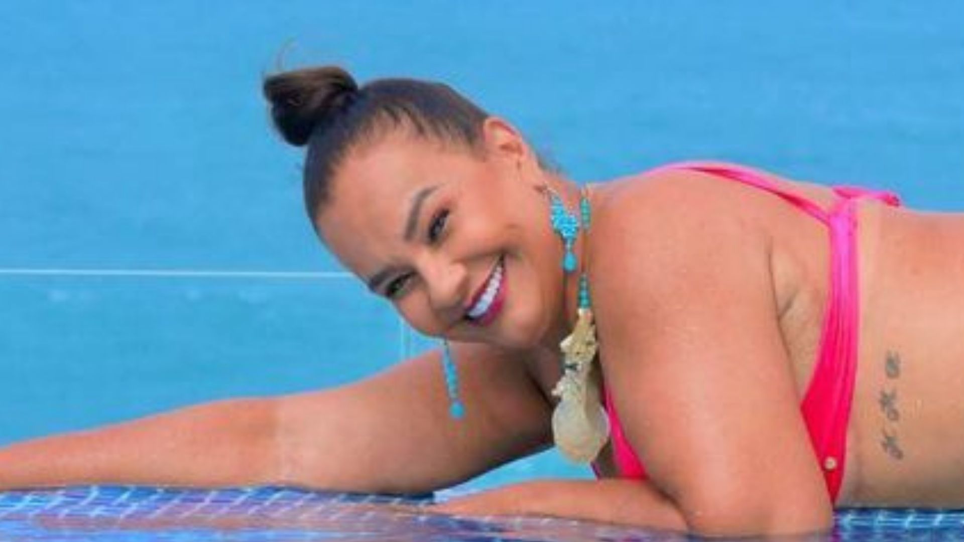 Aos 64, Solange Couto posa de fio-dental e exibe bumbum imenso: “Do jeito que sou”