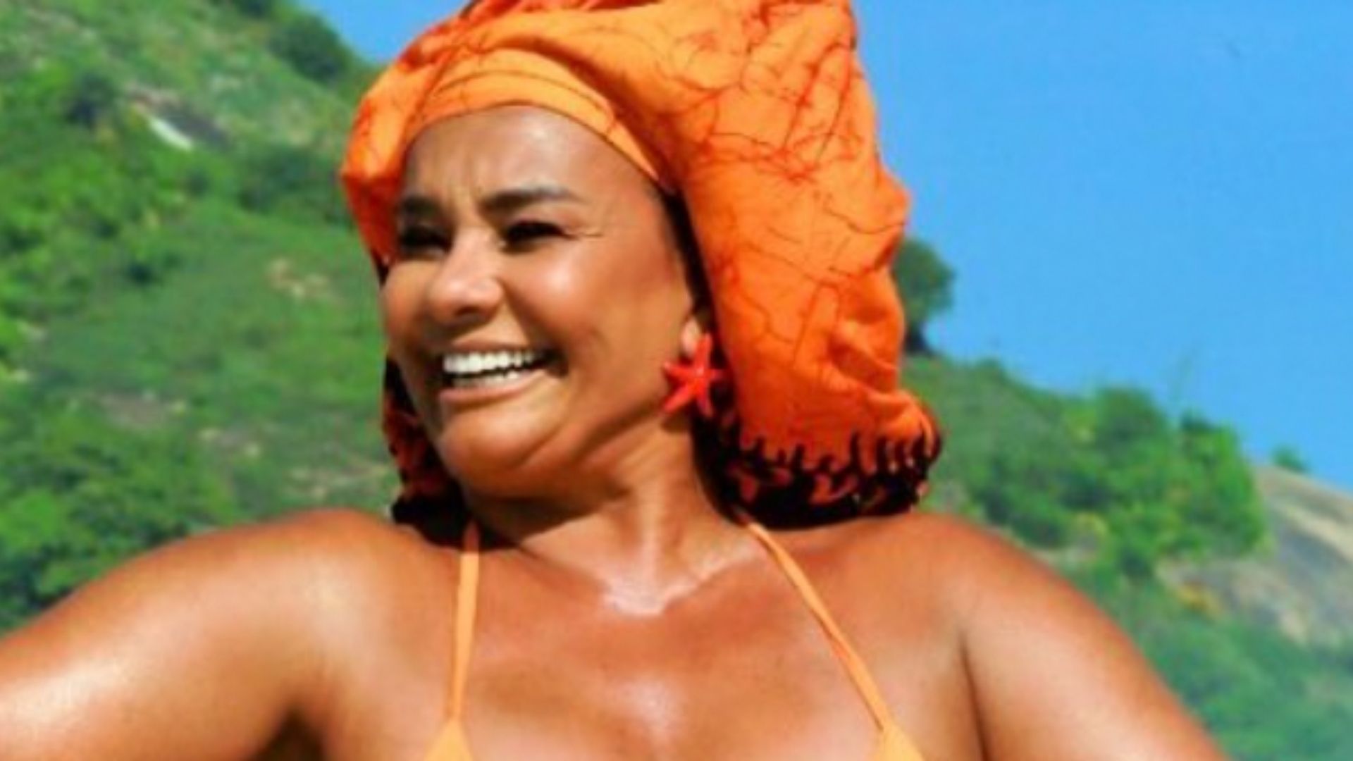 Solange Couto sensualiza de vestido de alcinha sem sutiã: “A vida é breve”
