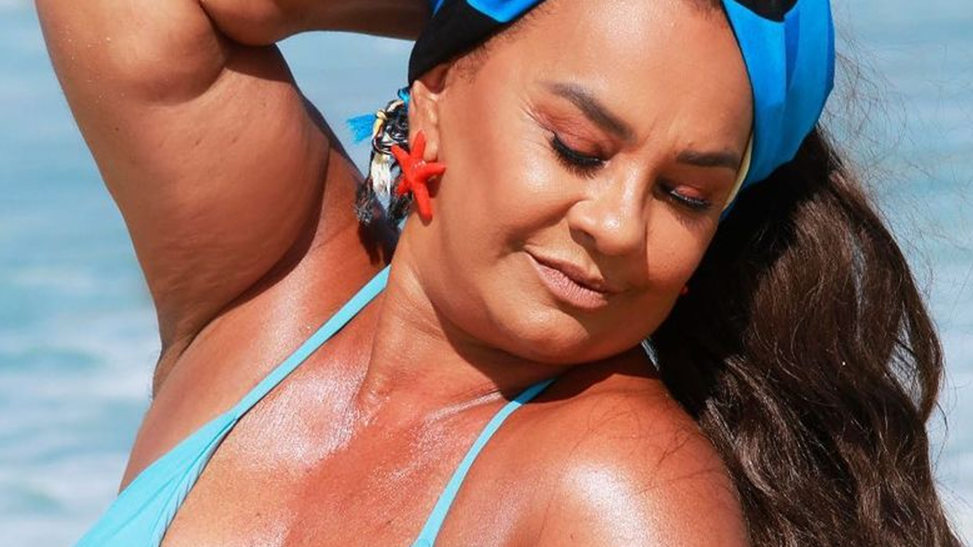 Solange Couto exibe decote generoso de biquíni e empina o bumbum: “Mulher incrível”