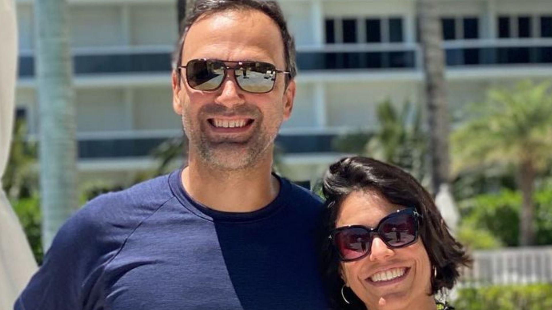 Tadeu Schmidt combina roupas com a esposa durante viagem e brinca: “Cafonice”