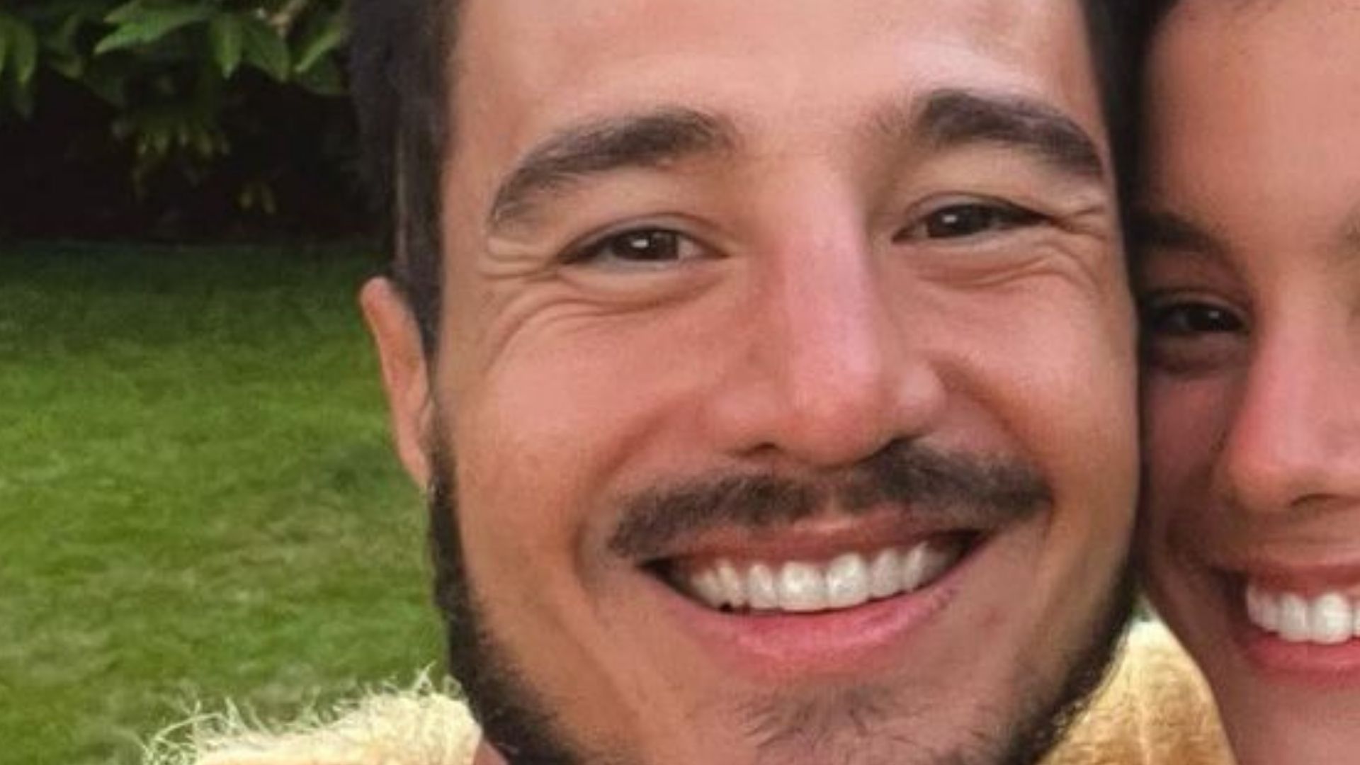 Tiago Iorc surge agarradinho com a namorada em clique raríssimo: “Lindos”