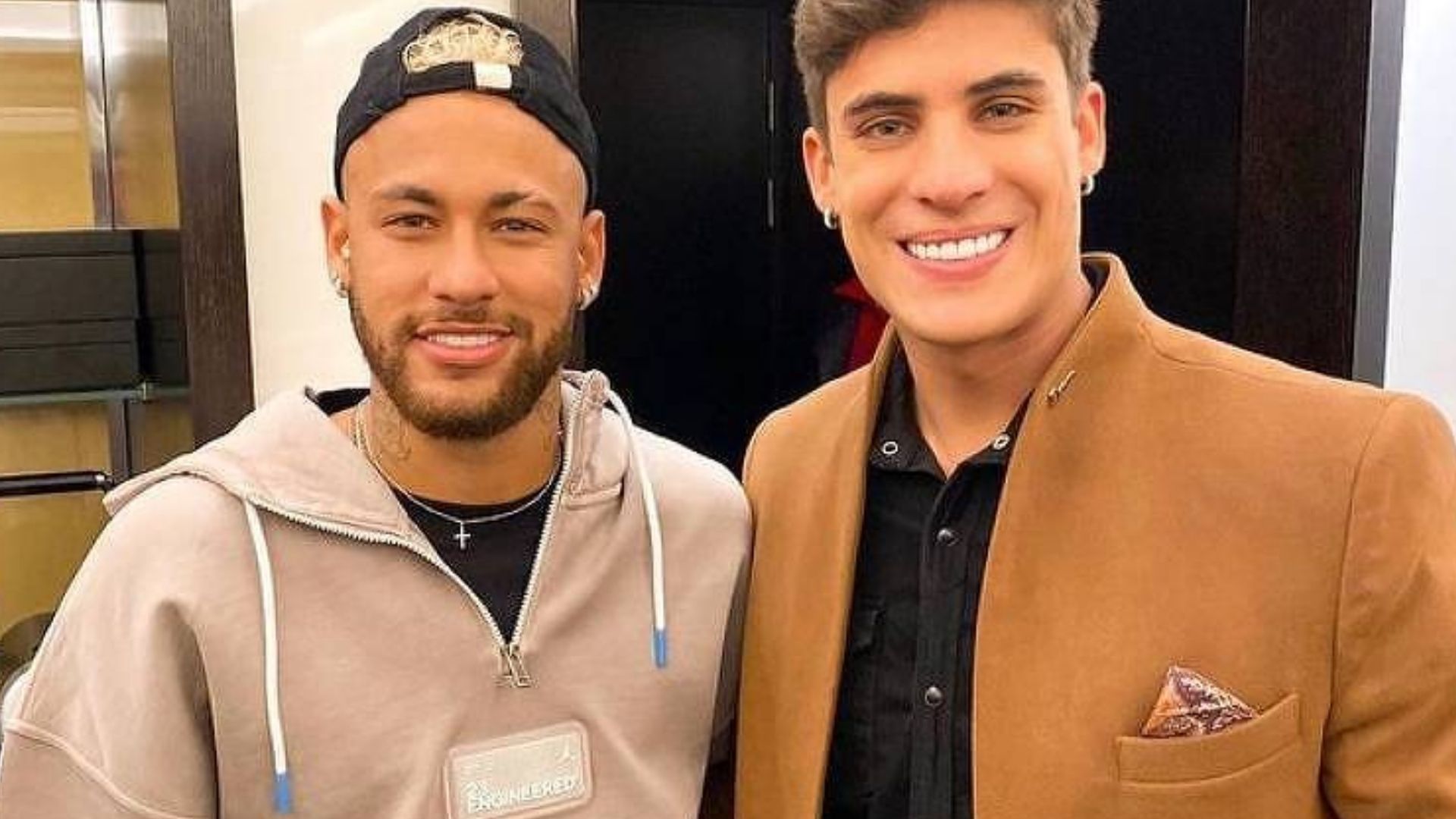 Ex padrasto de Neymar entra em plataforma de conteúdo adulto e provoca: “Um brinde às coroas”