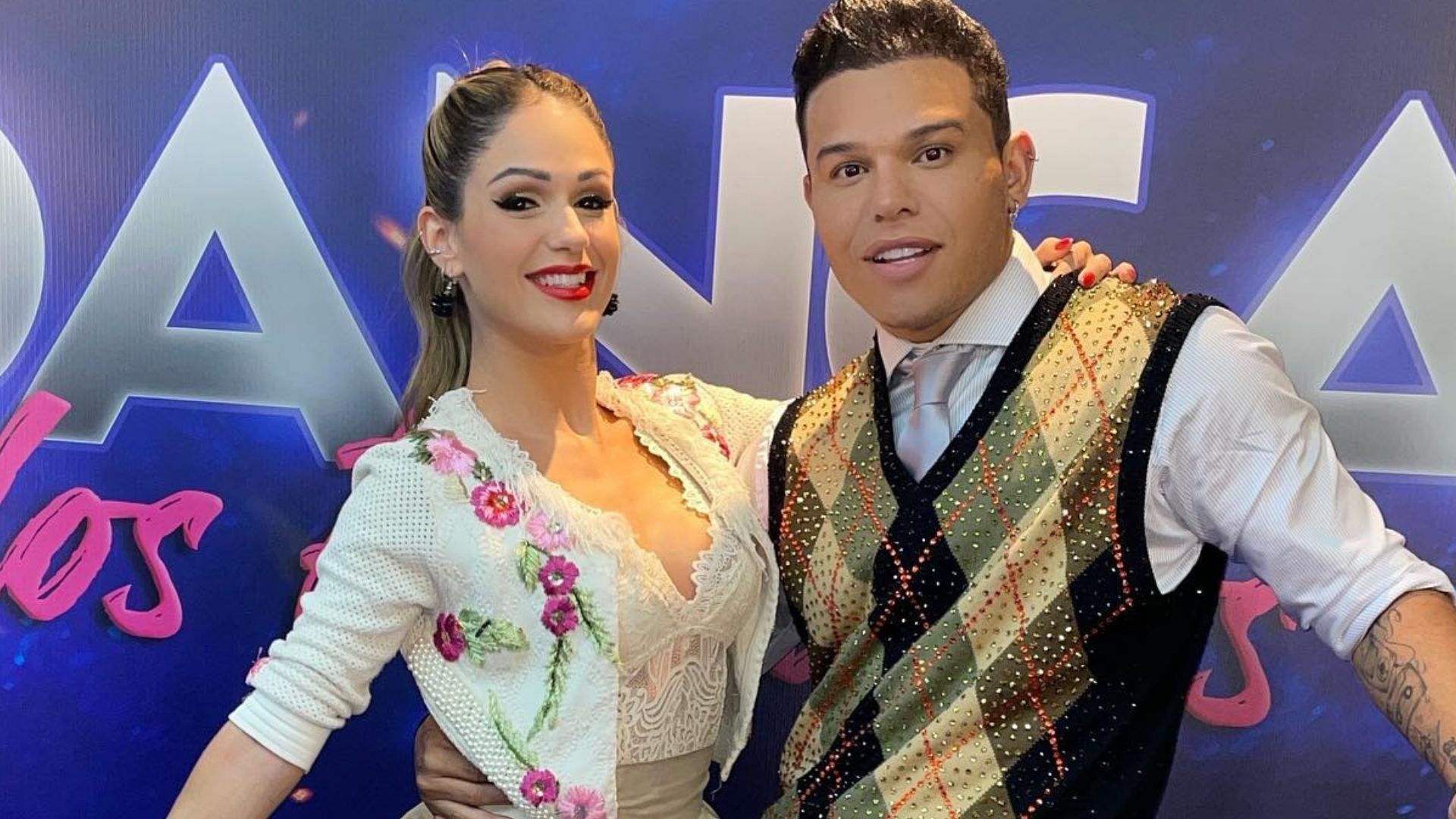 Tierry protagoniza beijão com bailarina durante gravação do Dança dos Famosos