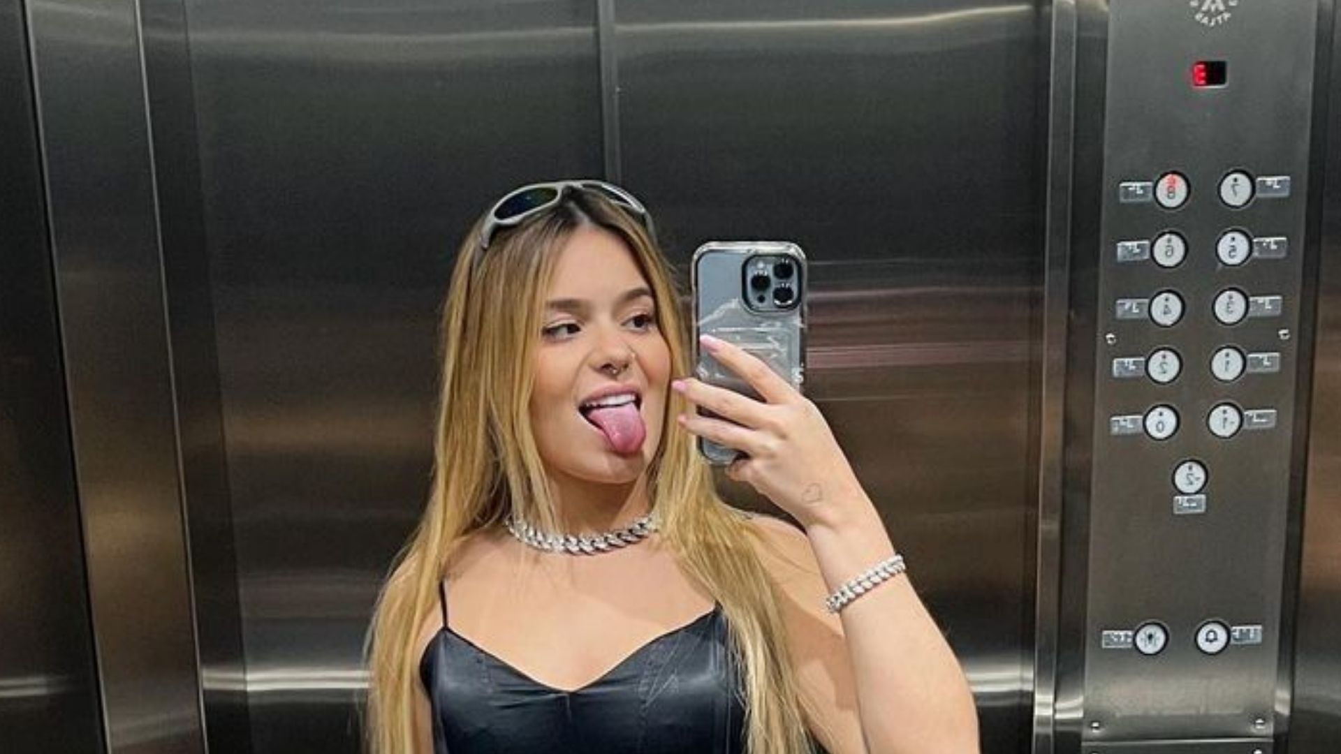 Viih Tube deixa a calcinha aparecer em foto ousada no elevador: “Gostosa”