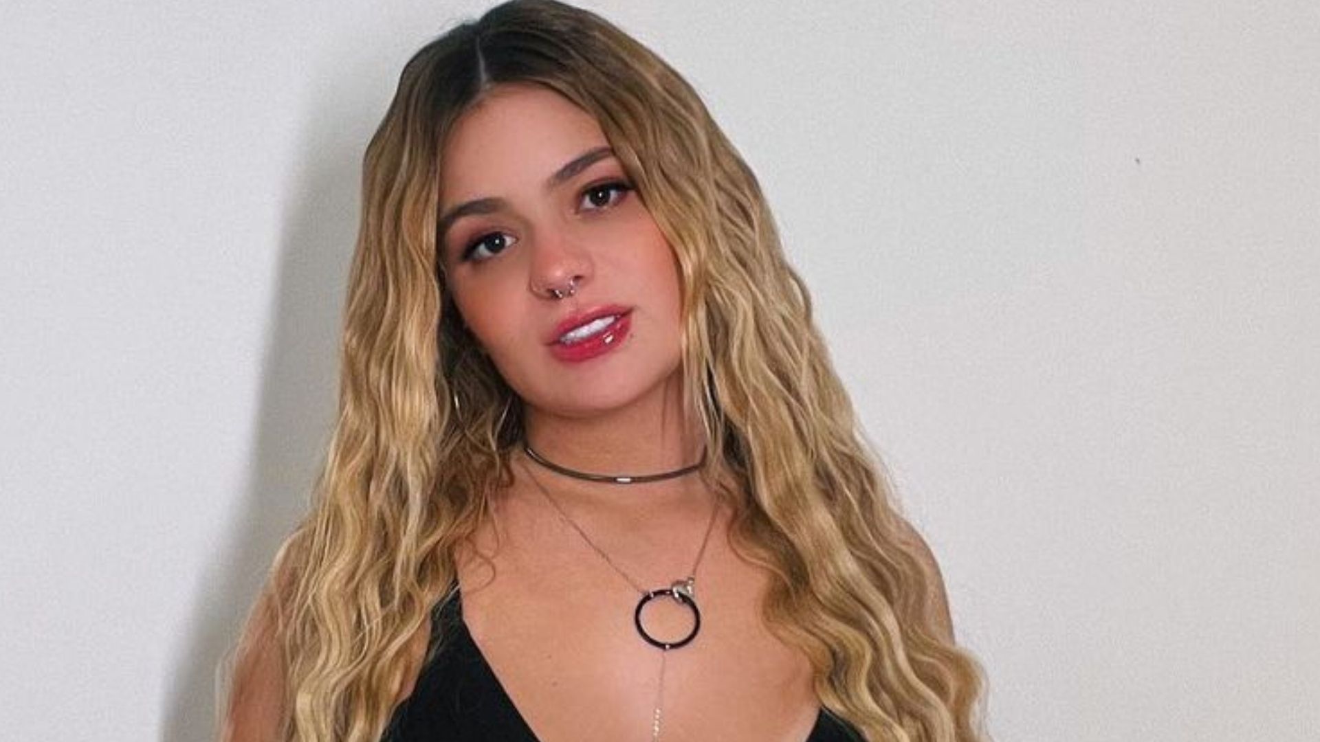 Viih Tube posa com look ousado, piercing indiscreto aparece e fãs babam: “Maravilhosa”