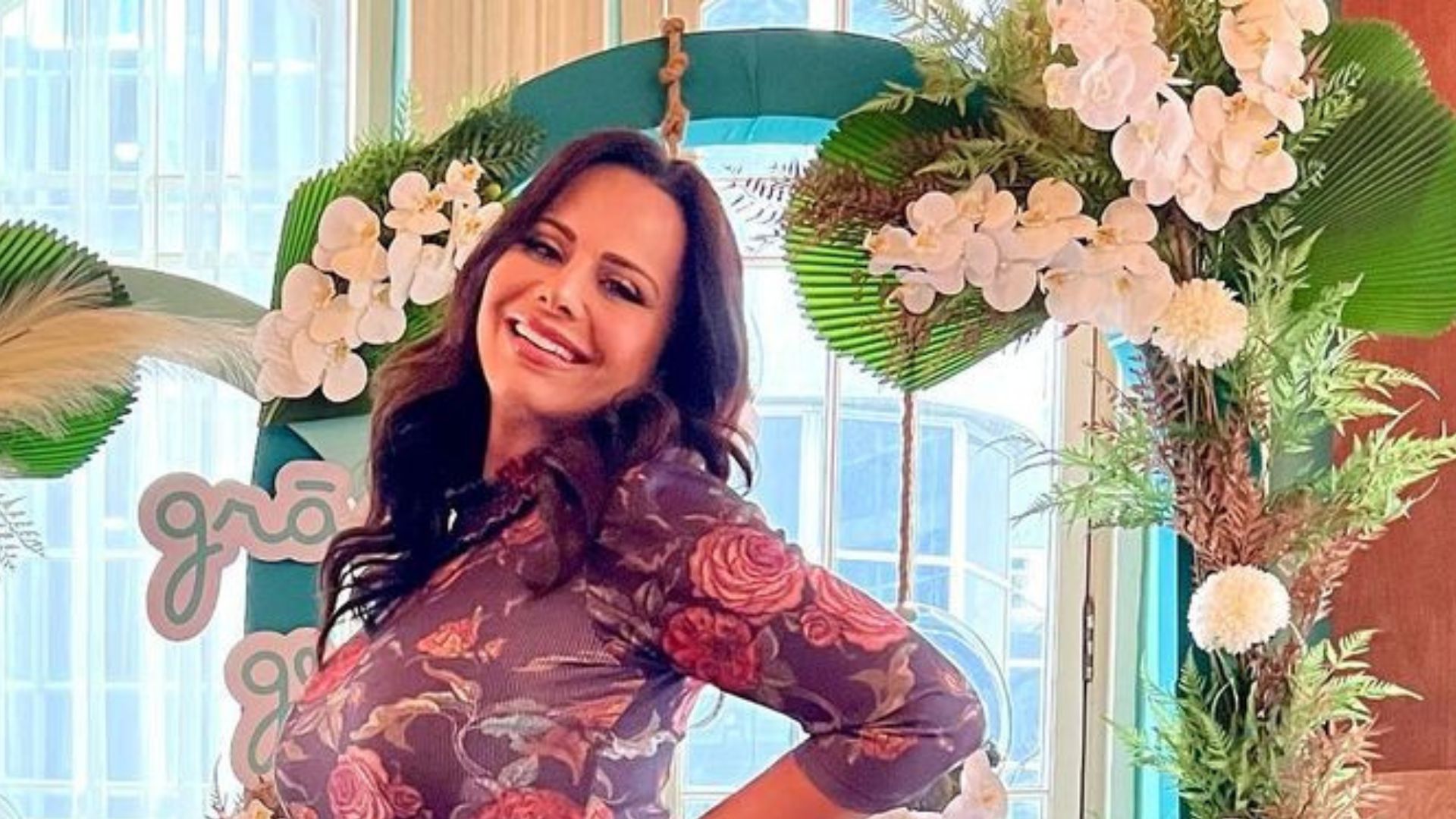 Grávida, Viviane Araújo posa com vestido coladinho e mão no barrigão: “Como cresceu”