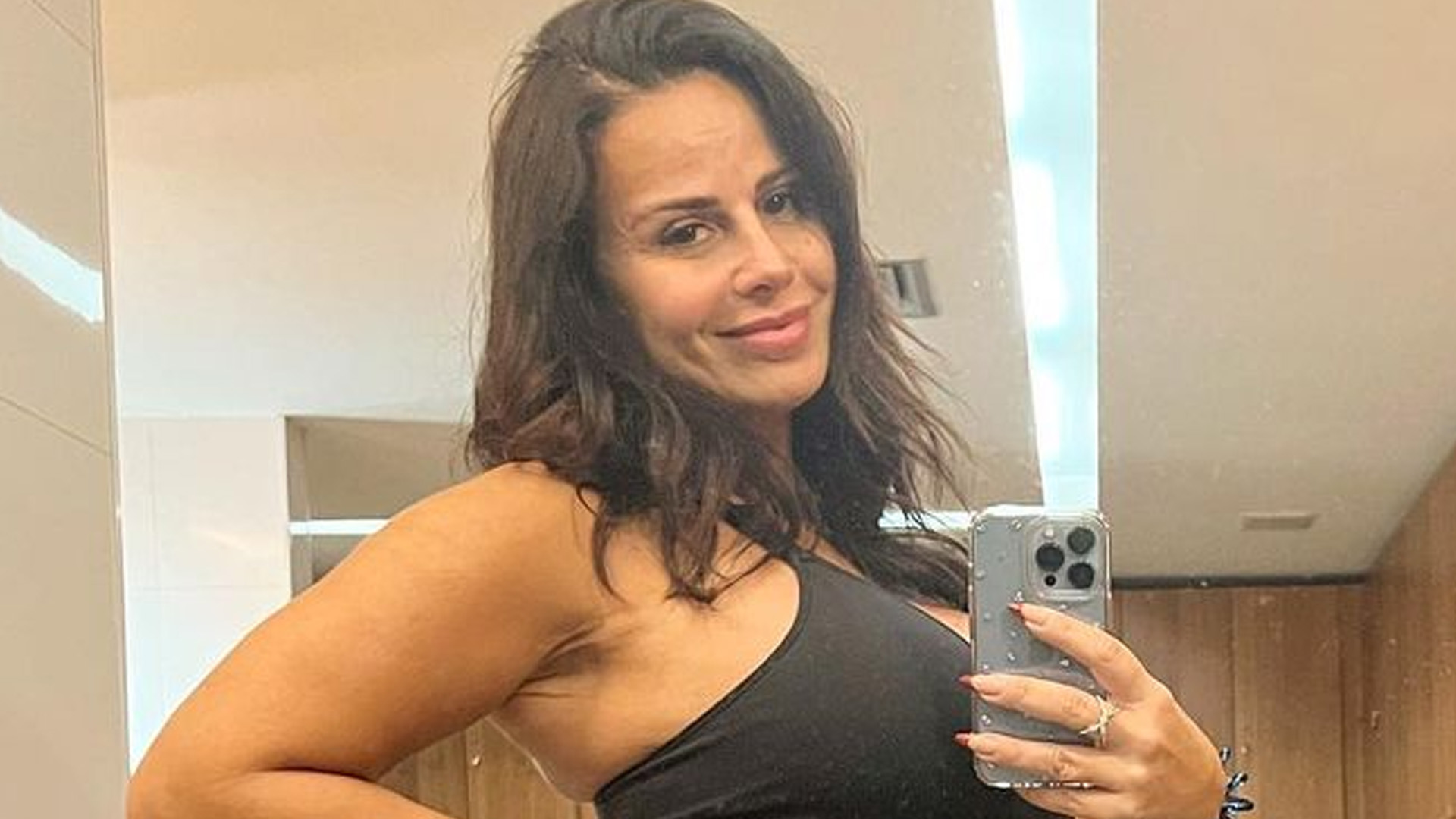 Viviane Araújo malha no quinto mês de gestação e fãs brincam: “Vai nascer atlético”