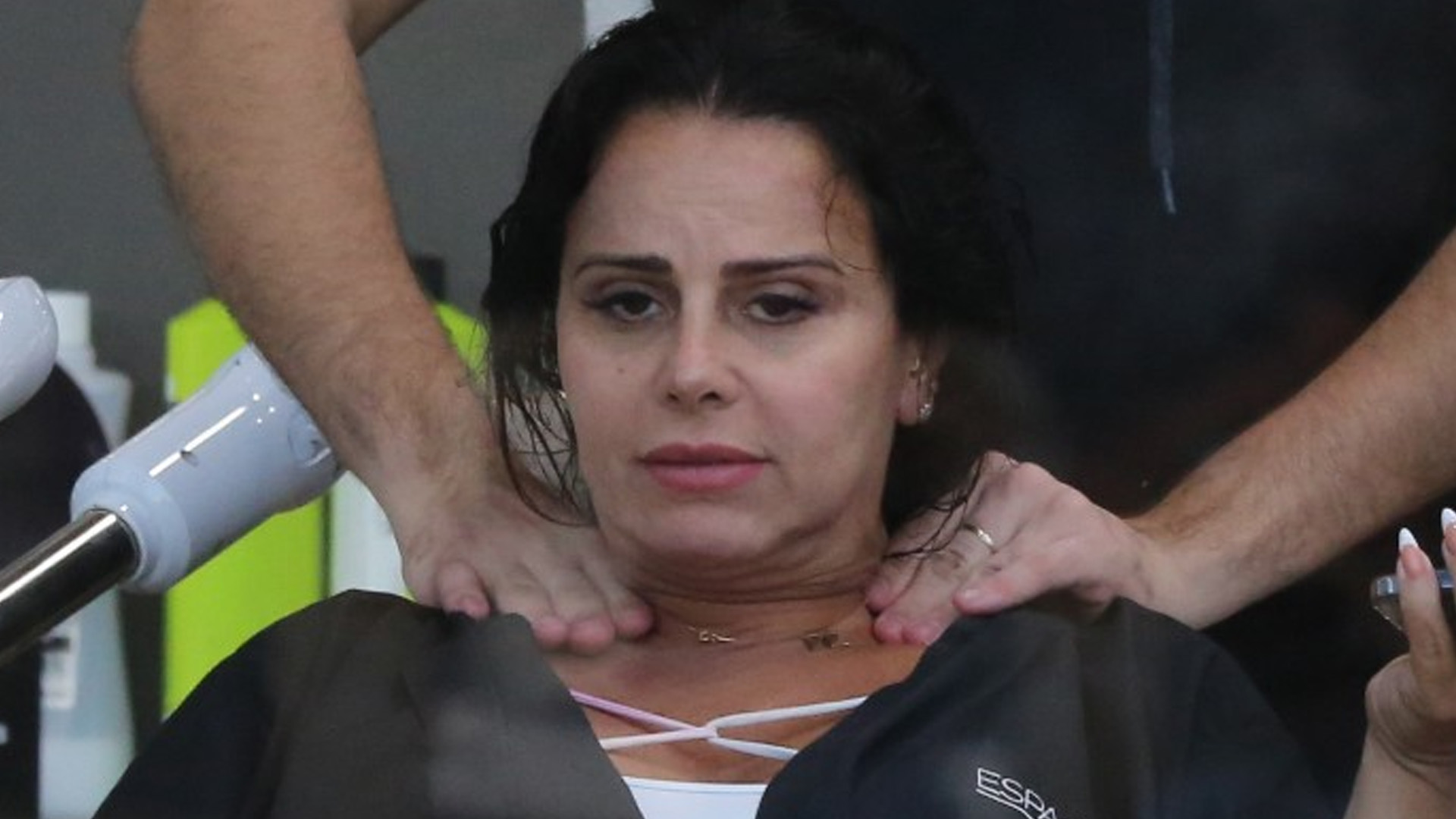 Grávida, Viviane Araújo vive dia de princesa em salão de beleza