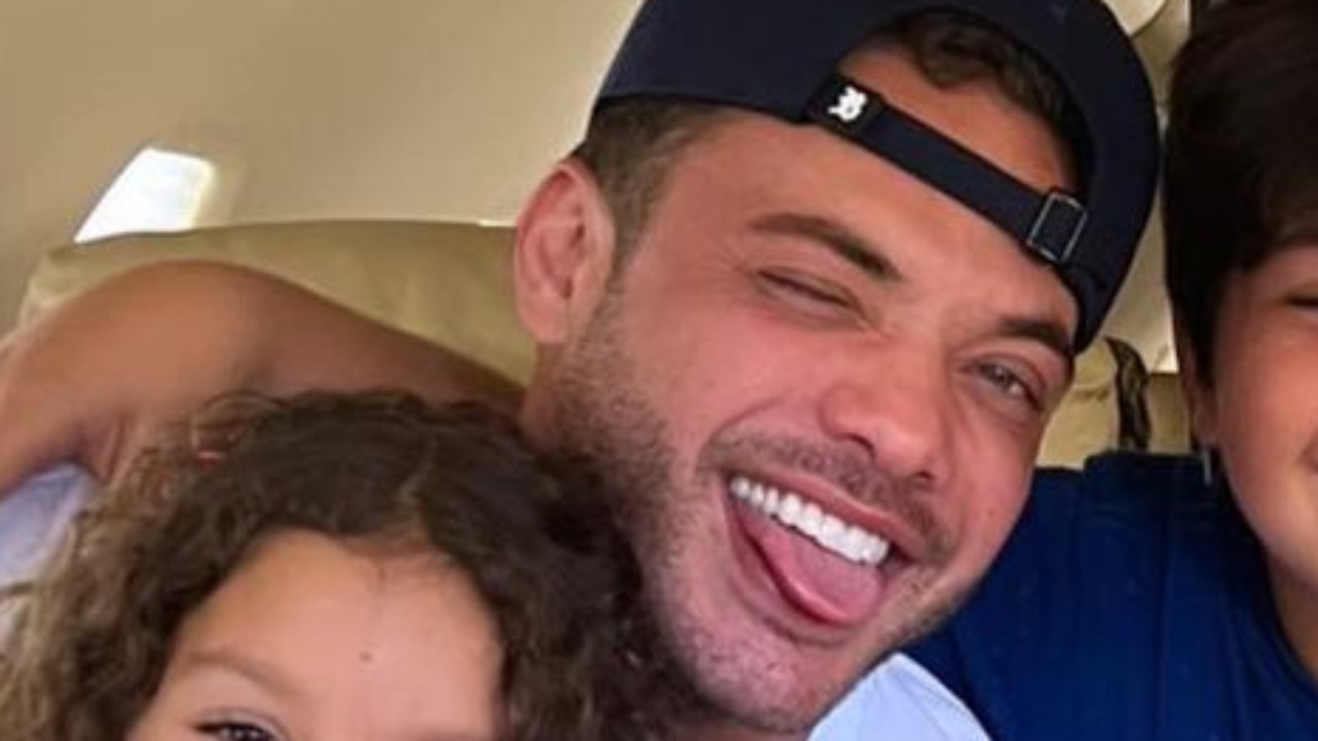 Wesley Safadão reúne a esposa e os três filhos em foto rara: “Abençoado”