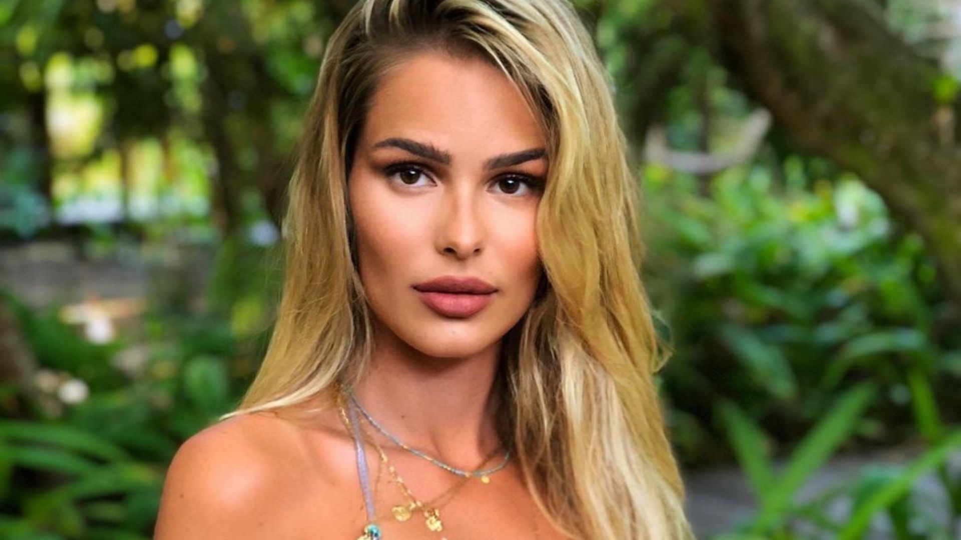 Yasmin Brunet posa com biquíni de crochê e exibe corpo espetacular: “Lindíssima”