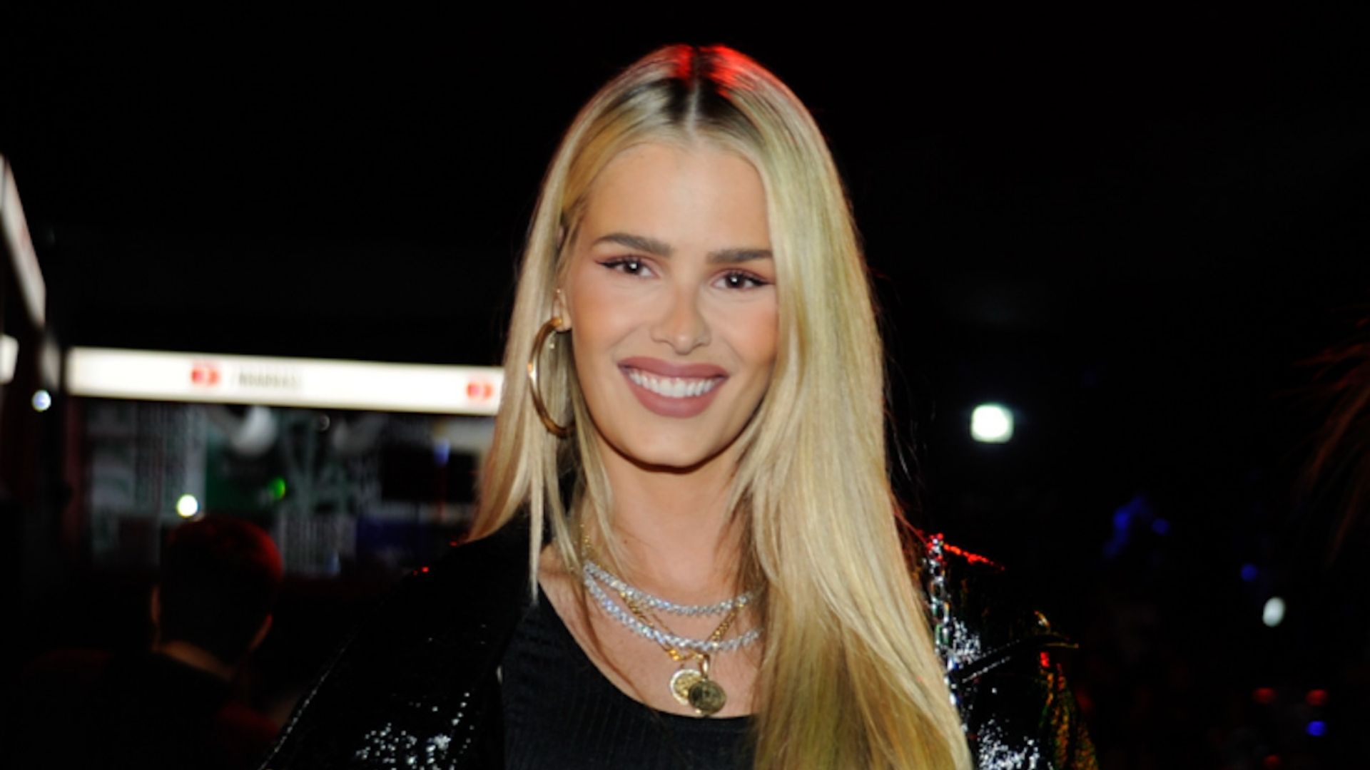 Solteiríssima, Yasmin Brunet rouba a cena em evento com top sem sutiã e barriga de fora