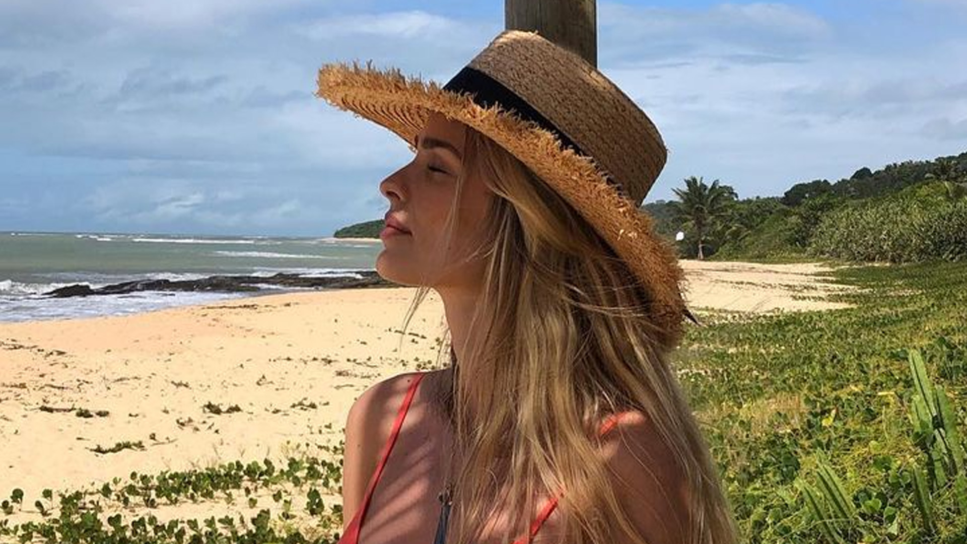 Yasmin Brunet usa biquíni finíssimo e quase mostra tudo: “Sereia”