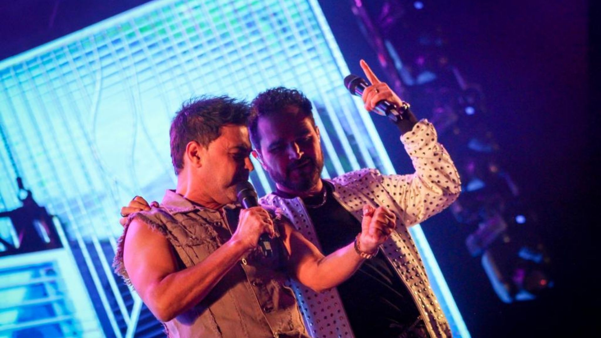 Zezé di Camargo e Luciano homenageiam Breno Silveira em show no Paraná