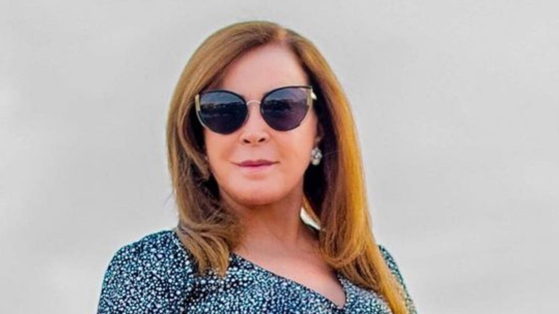 Aos 63 anos, Zilu Camargo posa de vestido curtíssimo e deixa pernas de fora: “Gata”
