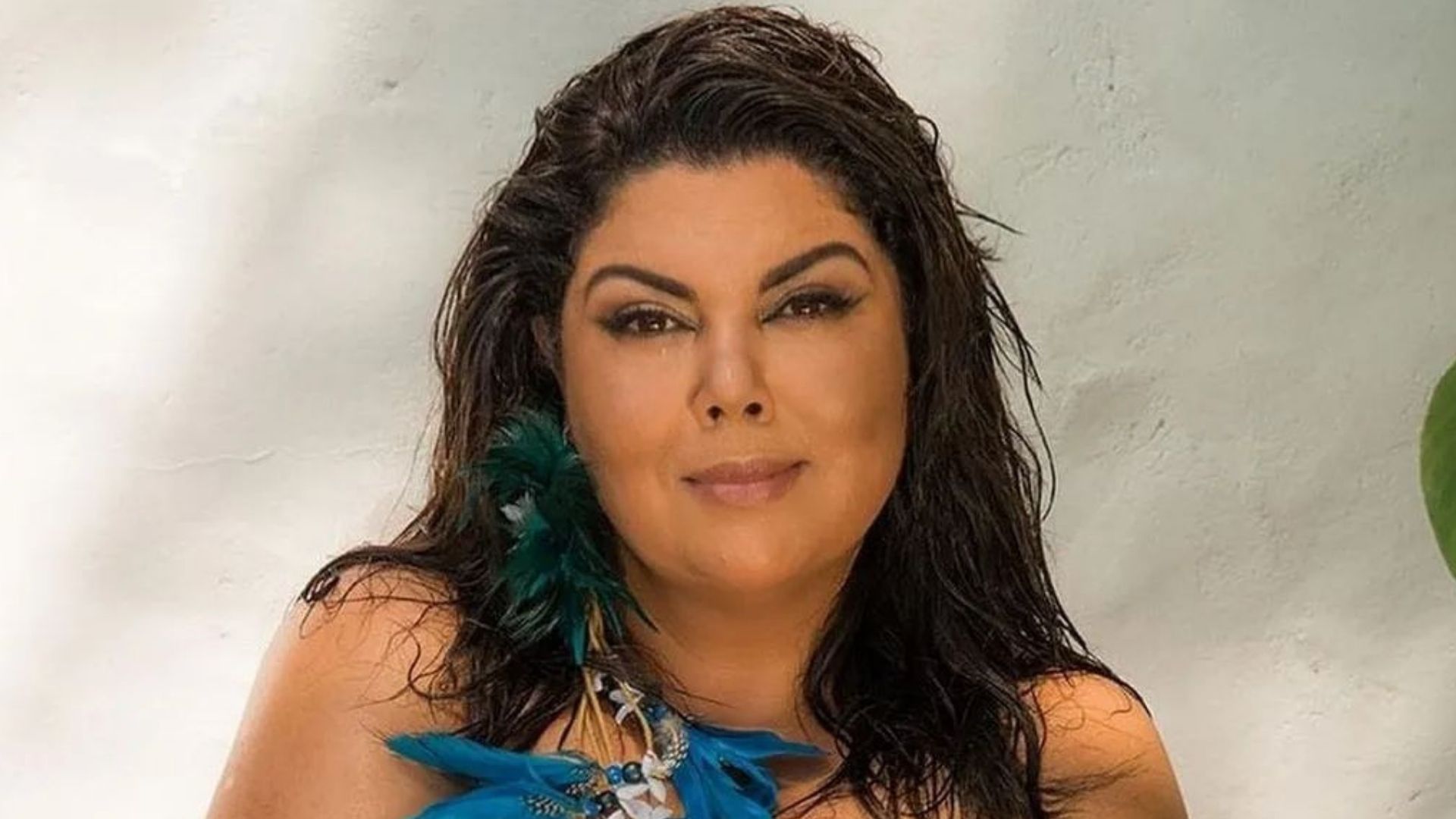 Abusada! Fabiana Karla faz topless e sensualiza cobrindo os seios: “Deusa”