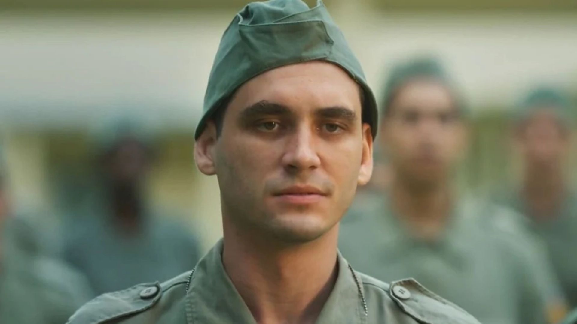 Além da Ilusão: Lorenzo treme de medo da morte em guerra: “Virgem santa!”
