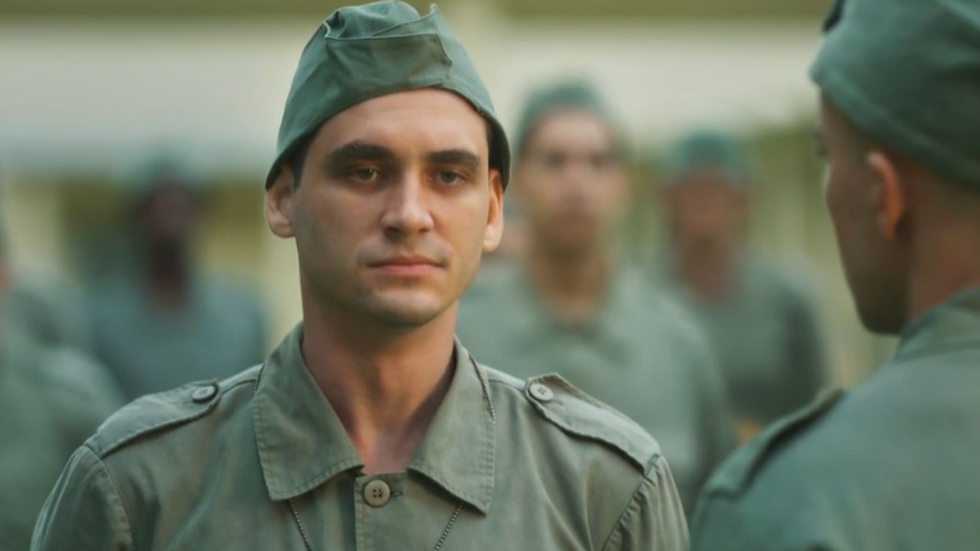 Além da Ilusão: Lorenzo sofre a morte de amigo na guerra: “Abre o olho!”