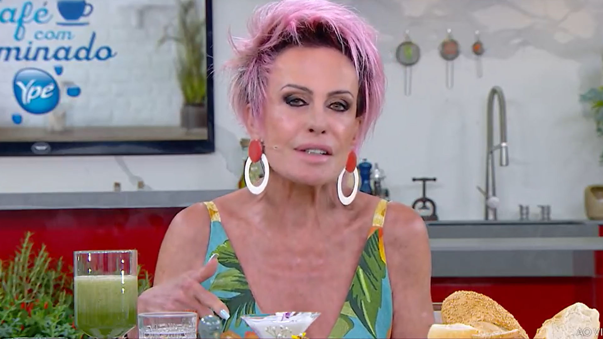 Ao vivo, mosca entra em pães e Ana Maria Braga não percebe: “Faz alguma coisa”