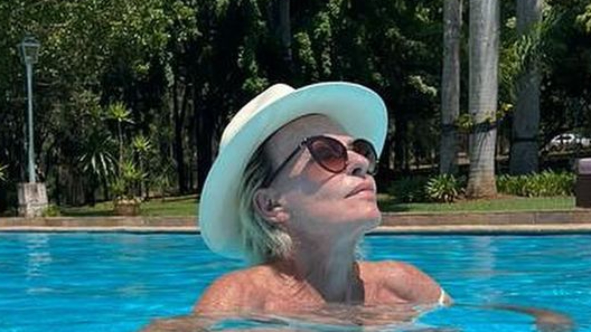De biquíni, Ana Maria Braga toma banho de piscina e fãs babam: “Cara da riqueza”