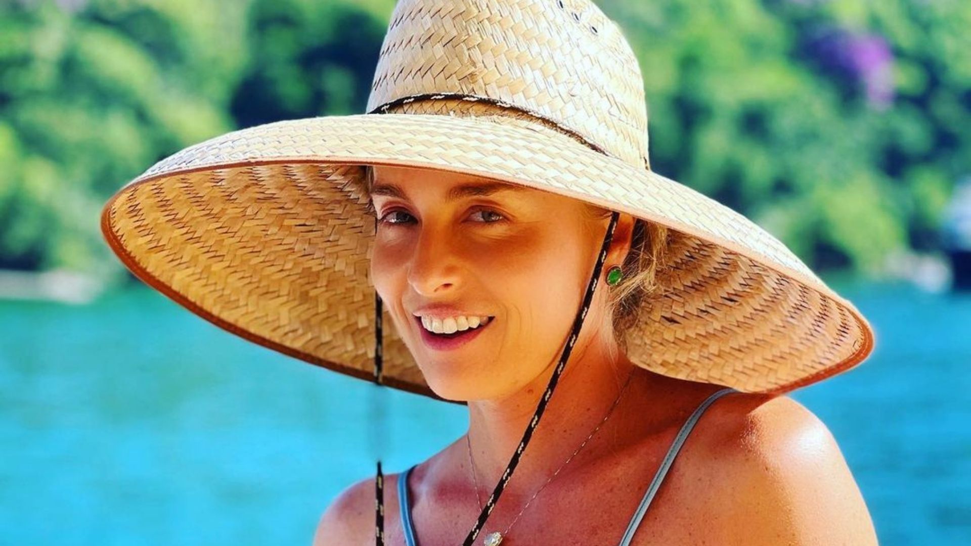 Aos 48 anos, Angélica é clicada apenas de maiô por Luciano Huck: “Diva”