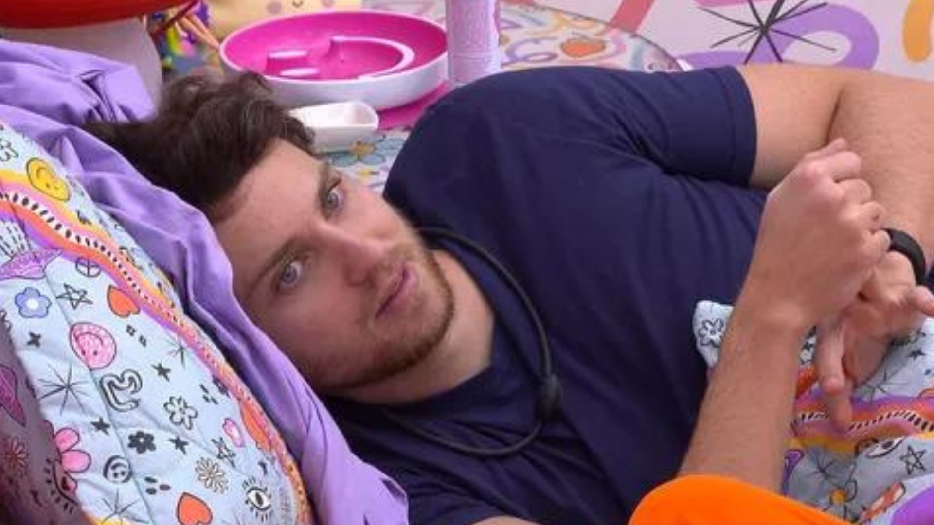 BBB22: Apreensivo, Lucas analisa trajetória e reflete: “O que fiz de errado?”