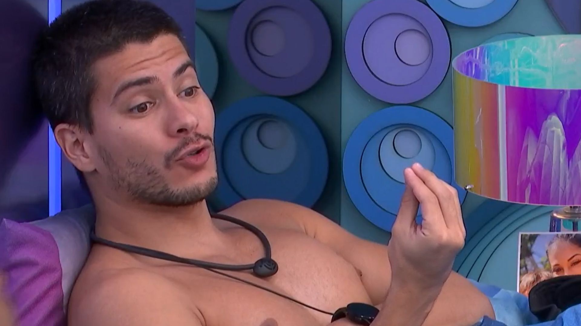 BBB22: Arthur Aguiar rasga o verbo ao ver sisters mudando de grupo: “Acho bizarro”