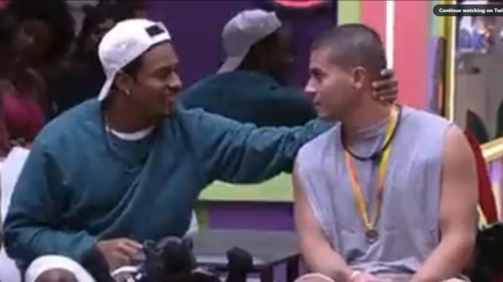 BBB22: Arthur Aguiar e Paulo André vivem cena de amor discreta: “Vai me beijar?”