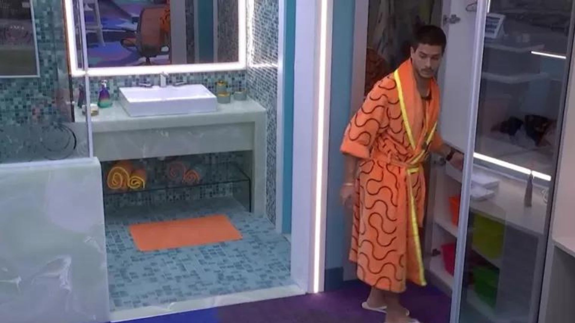 BBB22: Arthur revela que escondeu facas e leva bronca da produção: “Vou parar”