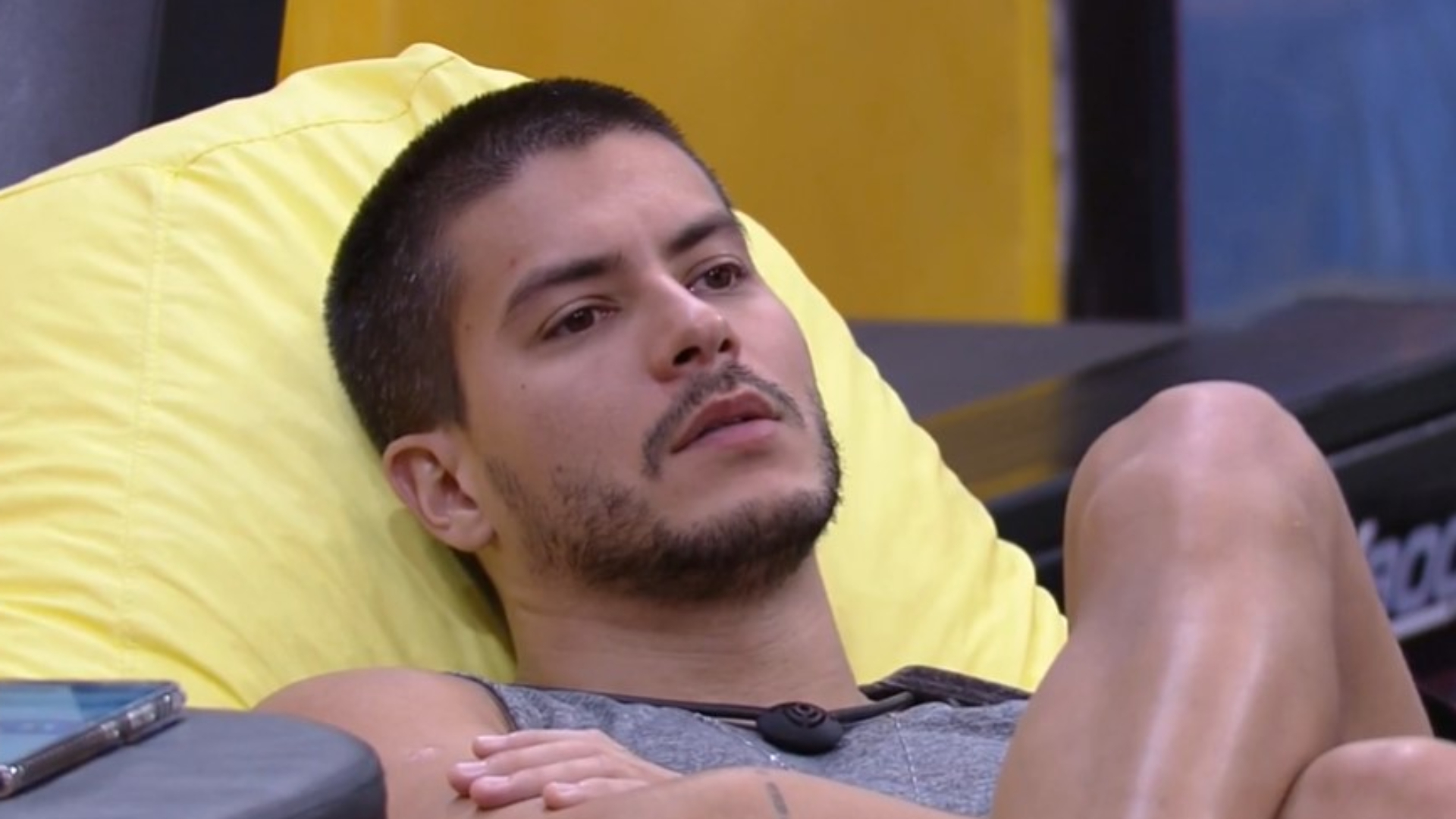 BBB22: Arthur Aguiar estuda plano para emparedar sisters: “Seria bonito”