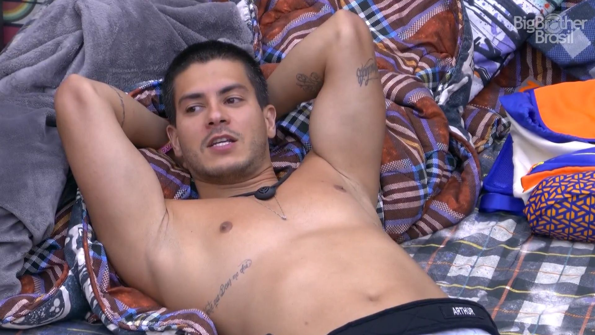 BBB22: Arthur se choca com fofoca e ensaia barraco: “Você não é leal a ninguém”