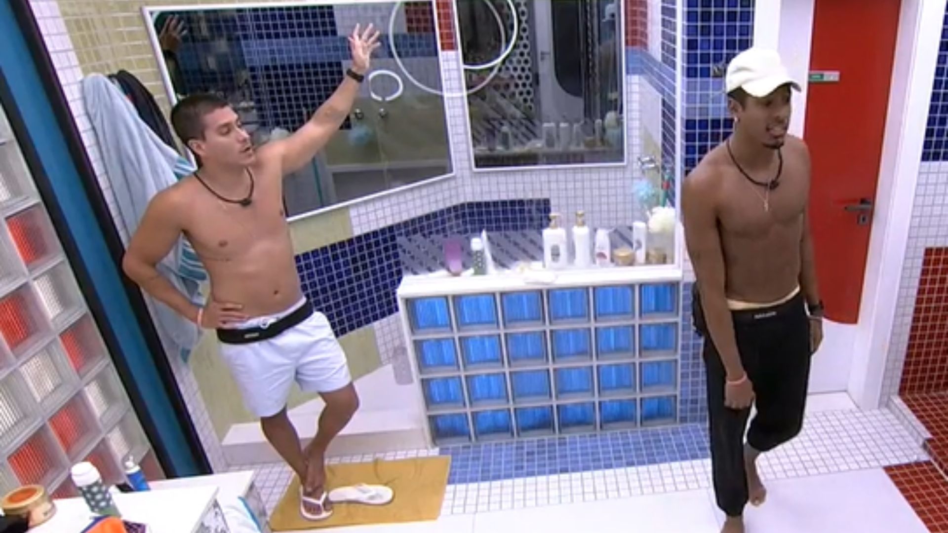 BBB22: Arthur Aguiar e Paulo André se estranham e trocam alfinetadas: “Cara de c*”