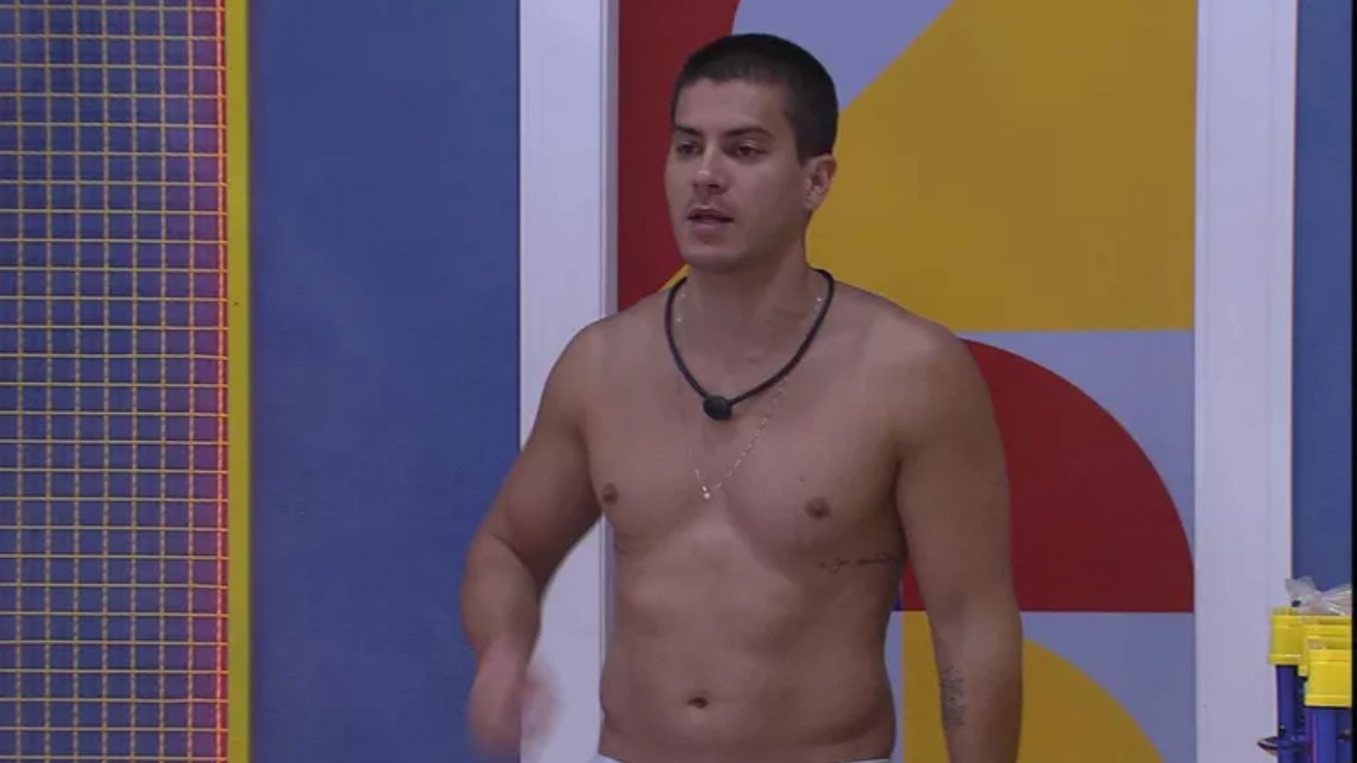 BBB22: Arthur chama atenção de câmeras e promete não comer mais pão: “Eu juro”