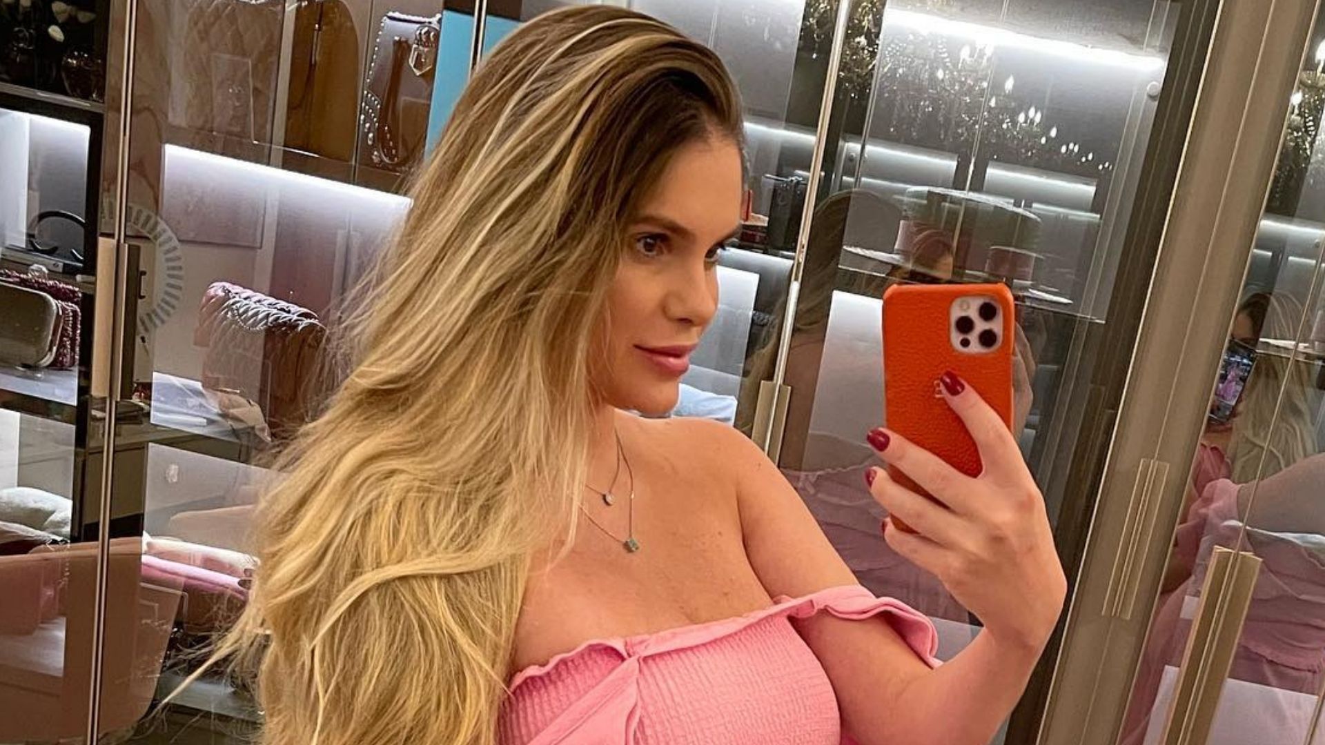 Bárbara Evans exibe barrigão de 34 semanas e mostra ultrassom: “Cara da mamãe”