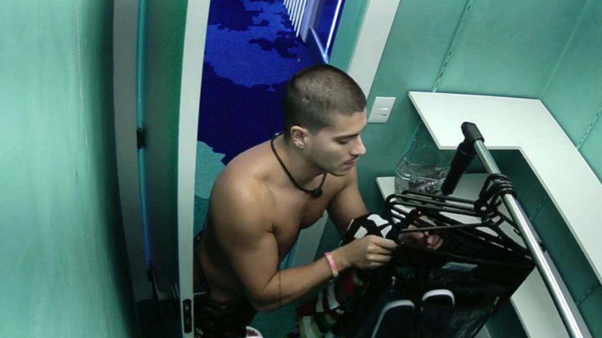 BBB22: Produção mostra Arthur Aguiar em ‘cômodo secreto’ e gera burburinho na web